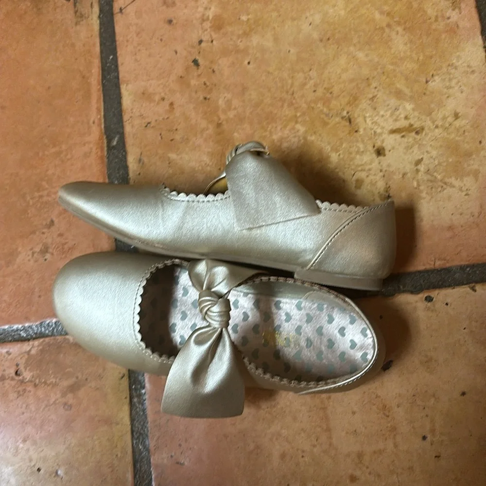 Gold Dream Paris girls size two flats - Picture 2 of 4